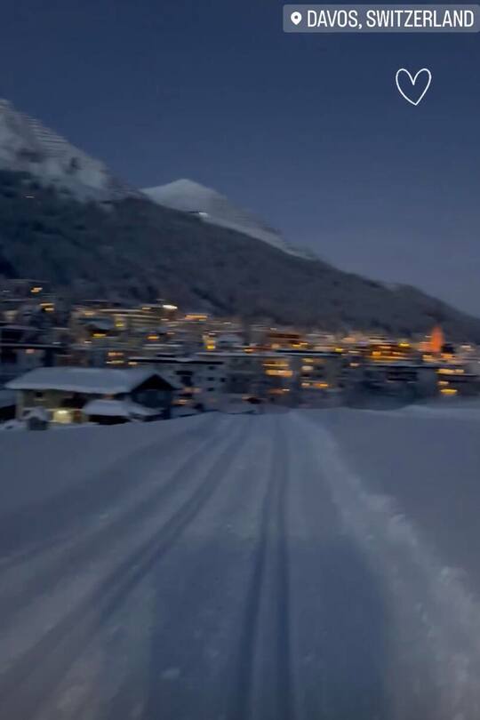 Hochsaison für Langlaufstar Dario Cologna: Er nutzte den Neuschnee für eine nächtliche Fahrt auf der so idyllischen wie perfekten Davoser Loipe.