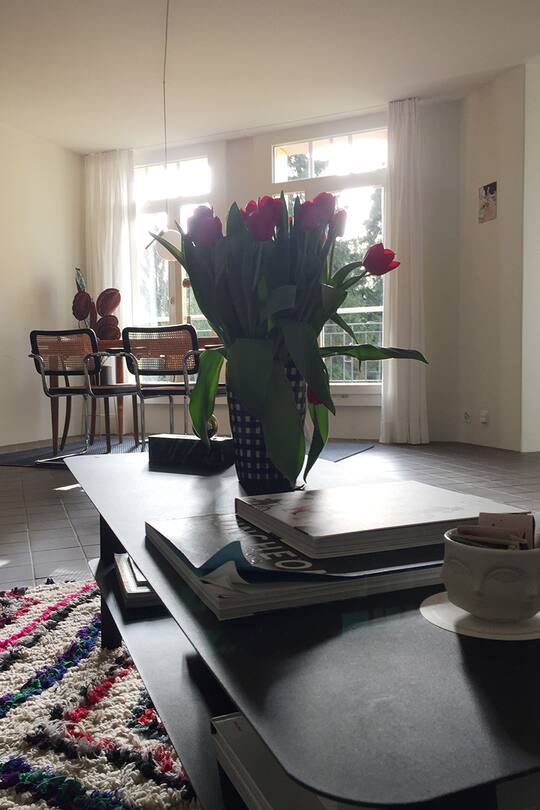Wohnzimmer mit Couchtisch und Blumen von Style Stv. Chefredaktorin Priska Amstutz