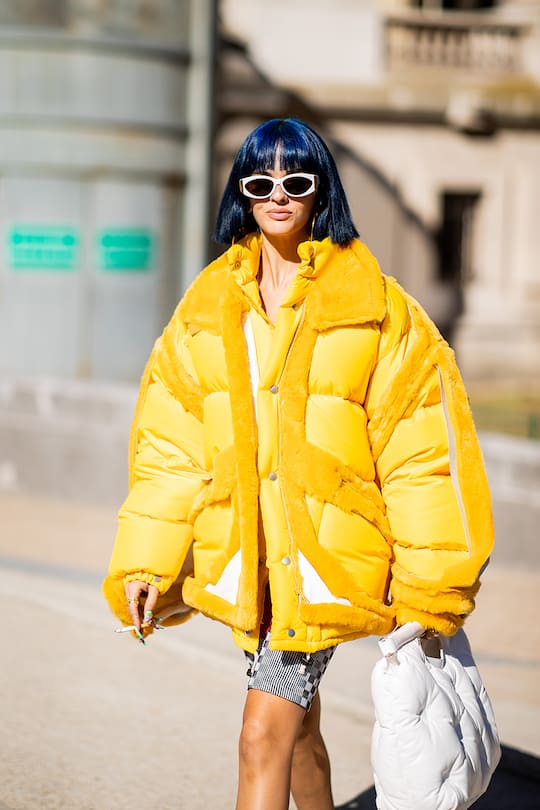 Street Style mit gelber Daunenjacke