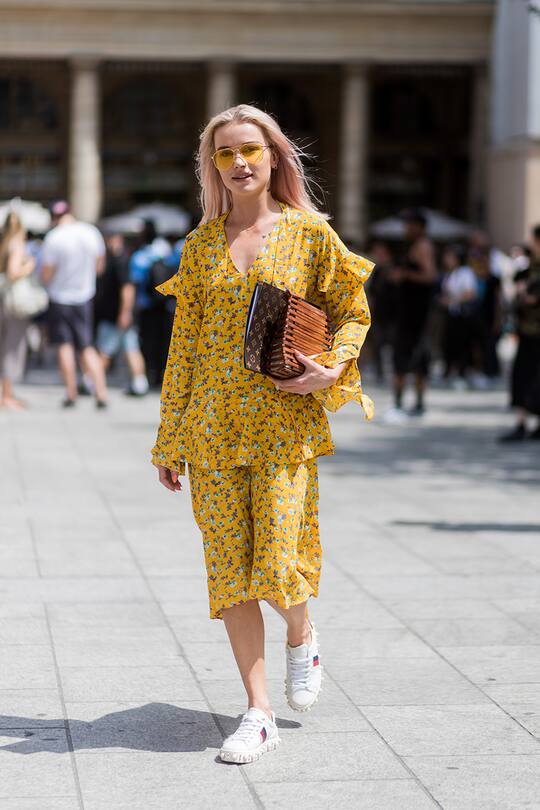 Sommertrend 2018: Maxikleider und Sneaker