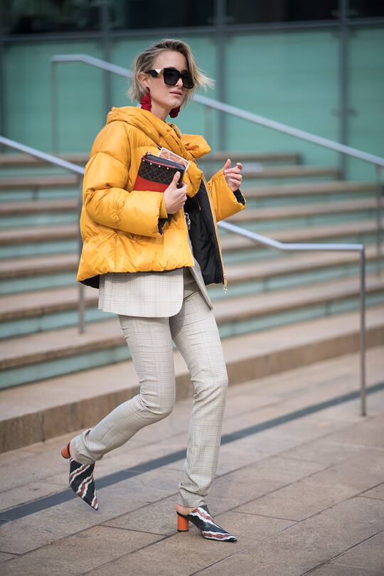 Street Style mit gelber Daunenjacke