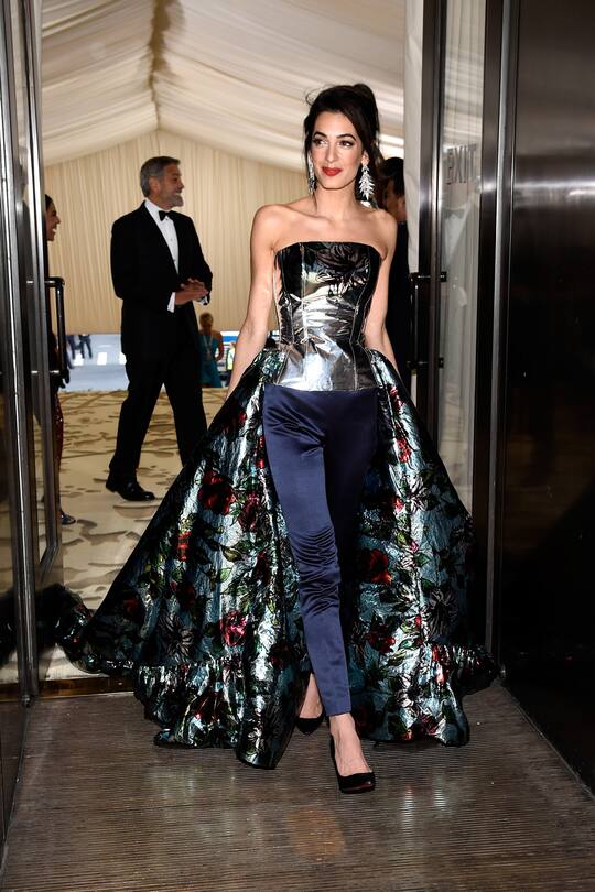 Amal Cloones Met Weihnachtsoutfit