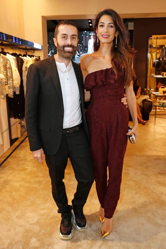 Amal Clooney Weihnachtsoutfit