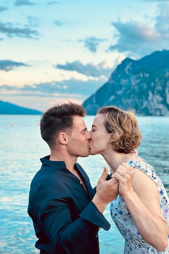 <p>Mit diesem Bild verkündet Michelle Gisin und Luca de Aliprandini ihre Verlobung.</p>