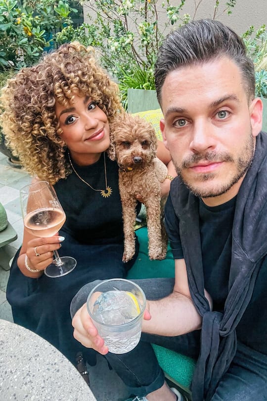 Fabienne Louves, Hündchen Henry und Luca Schneider beim gemeinsamen Apéro.