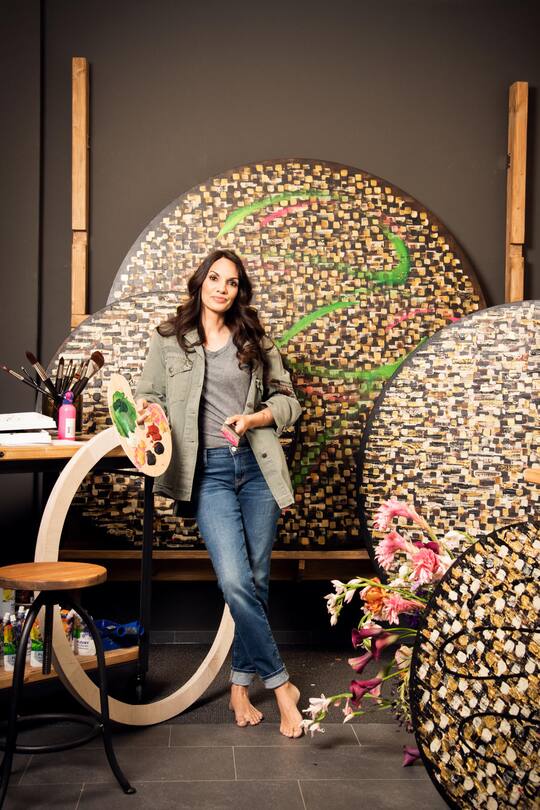 Anna Maier malt riesige Gemaelde. (c) Ellin Anderegg