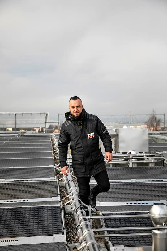 BKW Eisheizung, Afrim Ibrahimi, der Abteilungsleiter Heizung der Inag-Nievergelt auf dem Dach der neuen Ãberbauung