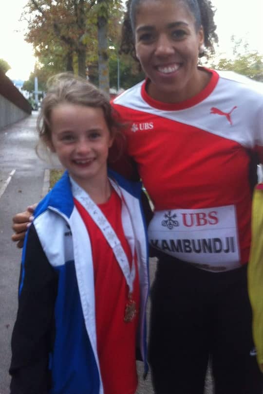 2015, bei ihrem ersten UBS Kids Cup, trifft Xenia Buri auf ihr Vorbild Mujinga Kambundji.