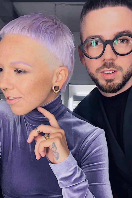 Stefanie Heinzmann trägt jetzt lila Haare und Augenbrauen.