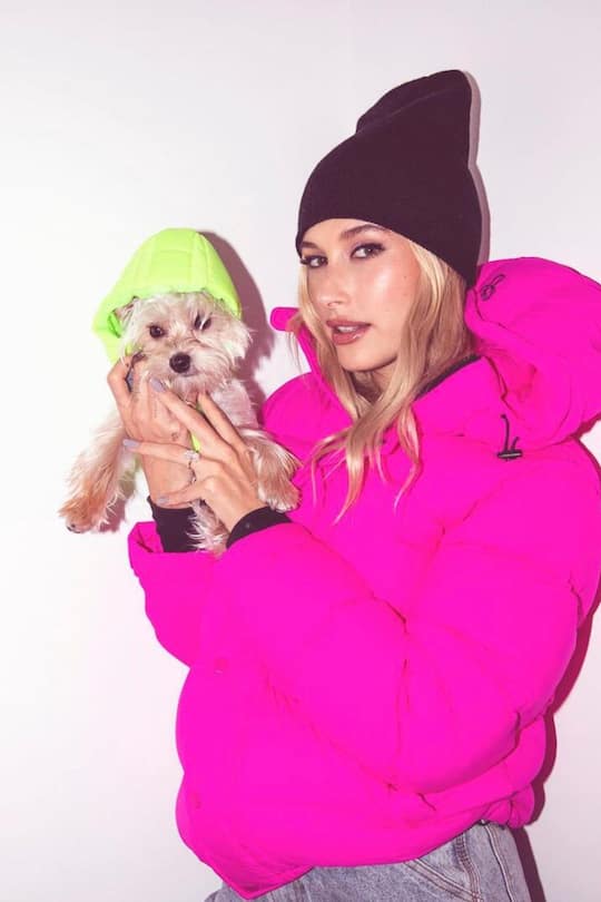 Hailey Bieber mit Hund