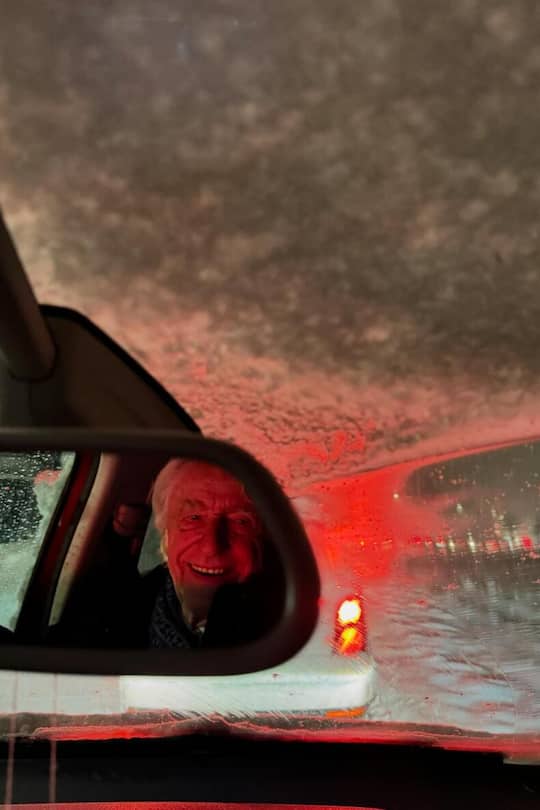 Auch Emil Steinbeger blieb auf der Strasse im Schnee stecken. Der Kabarettist nahm es mit Humor – natürlich.