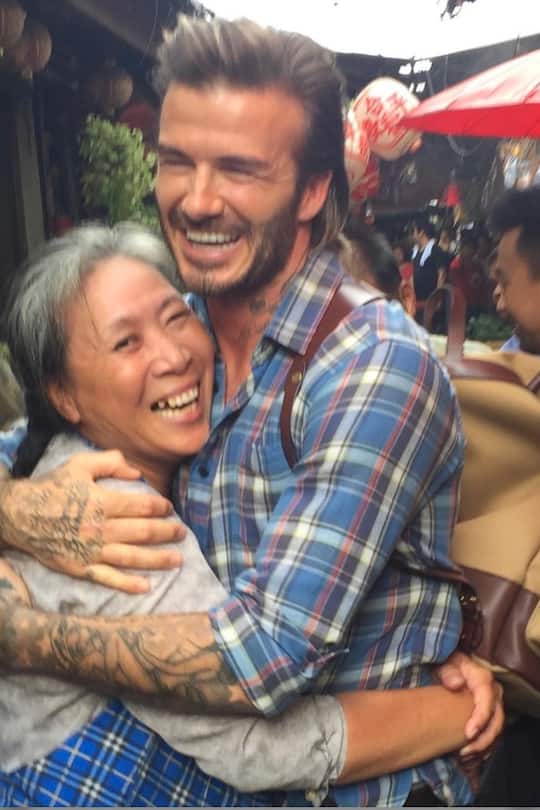 David Beckham umarmt Frau in Bangkok