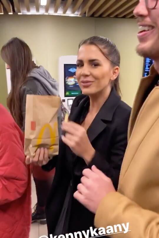 Andrina Santoro und ihr Freund Kenny mit Fastfood November 2019