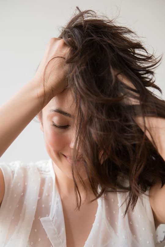 Frau rauft sich die Haare