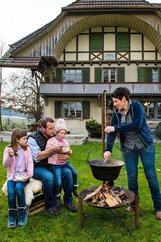 Gewinnerin Landfrauenköchin 2020, Barbara Matter, auf dem Hof, 8. Dezember 2020, Rumendingen BE, mit Ehemann Bernhard und Töchter Larina (8), Mia (5)