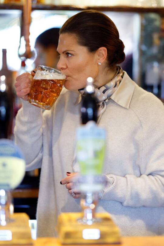 Kronprinzessin Victoria probiert einen Schluck des von ihr gezapften Bieres.