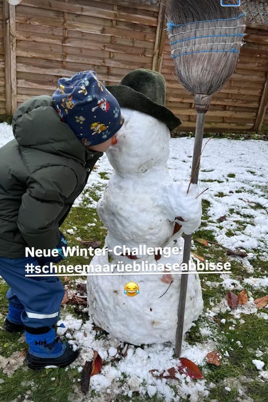 Jodlerin Melanie Oesch und Sohnemann Robin starteten eine neue Challenge: «Wer kann dem Schneemann ohne Hände die Nase abbeissen?».