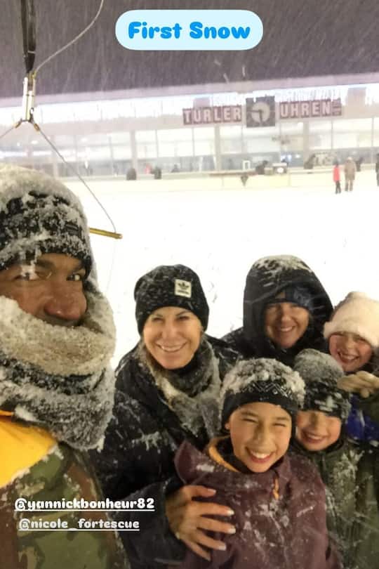 Eine, die sich wenig überraschend freute: Eiskunstlauf-Legende Denise Biellmann (2.v.l.), die sogar im Freien auf der Eisbahn trainierte.