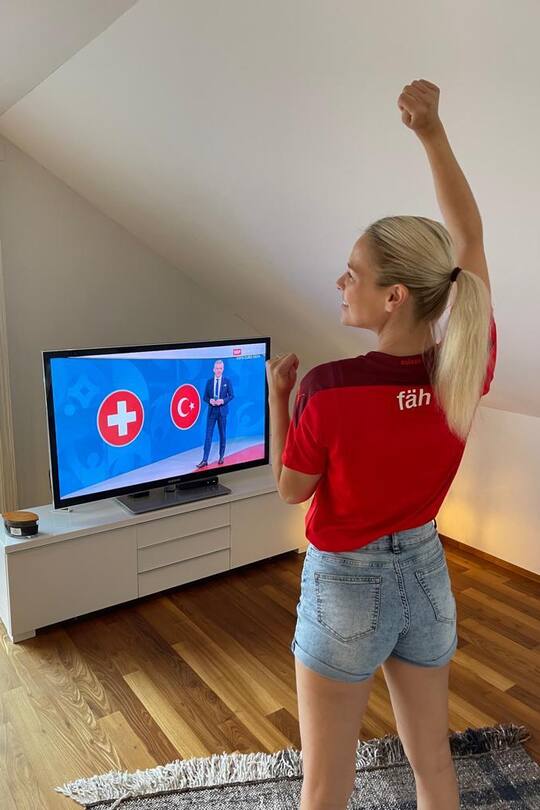 Sängerin Linda Fäh und Fussball