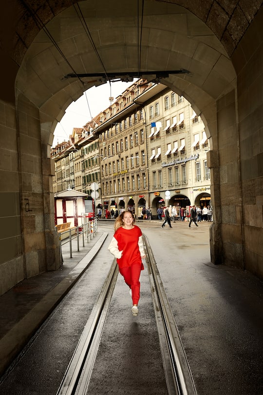 Nicole Glaus pendelt von ihrem Wohnort Bern mit dem Zug nach Zürich ins Fernsehstudio.