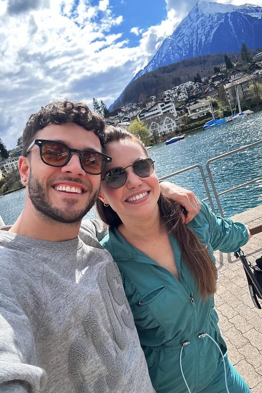 Luca und Christina Hänni haben anstrengende Monate hinter sich und entspannen sich nun fern der Heimat.