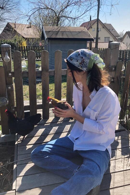 Laetitia Guarino mit Huhn