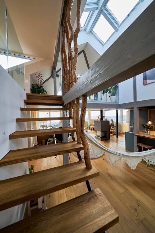 Tanja Frieden, in ihrem Haus in Gwatt am Thunersee, mit ihrem Partner Marc Ramseier und Sohn Luam