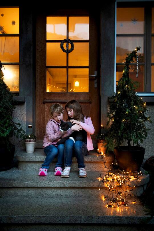 Gewinnerin Landfrauenköchin 2020, Barbara Matter, auf dem Hof, 8. Dezember 2020, Rumendingen BE, mit Ehemann Bernhard und Töchter Larina (8), Mia (5)