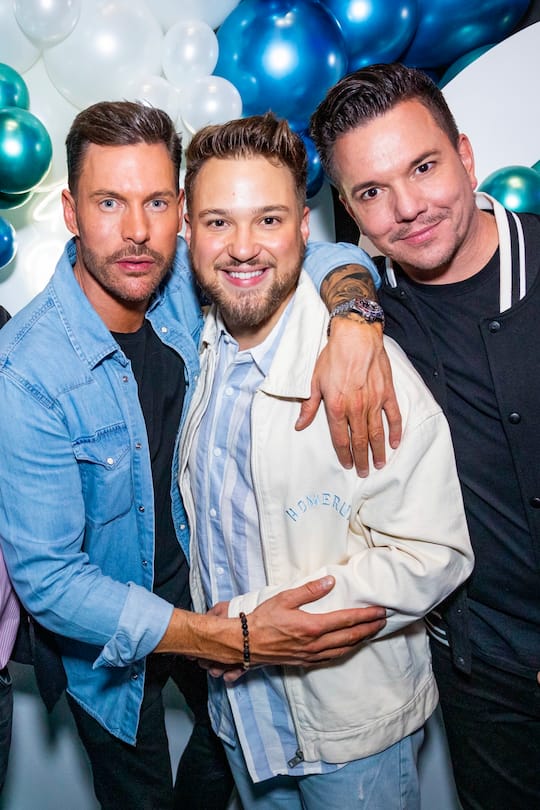 Geburtstagskind Michael Graber (m.) mit Partner Sven Epiney und Reto Hanselmann, die seine grosse Party organisiert haben.