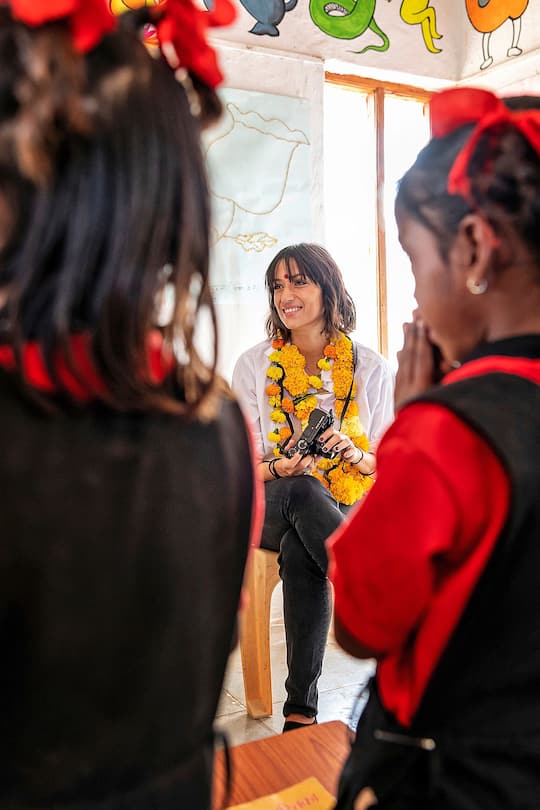 Melanie Winiger in einer Schule in Indien