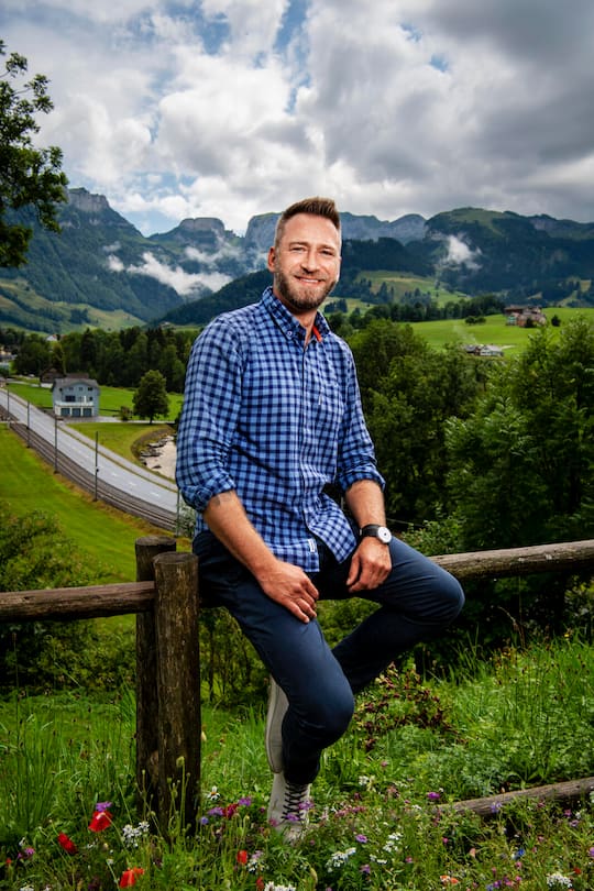 Der Schweizer Moderator Marco Fritsche zuhause in seinem Appenzeller Bauernhaus aus dem 17. Jahrhundert. © Geri Born