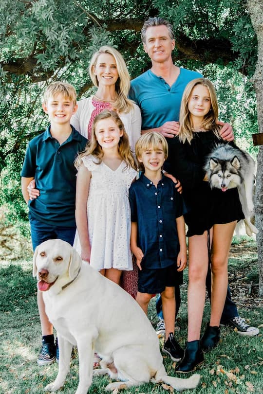 <p>Musterfamilie mit Hunden: Eltern Gavin und Jennifer Newsom, Kinder Hunter, Brooklynn, Dutch und Montana (v. l.).</p>
