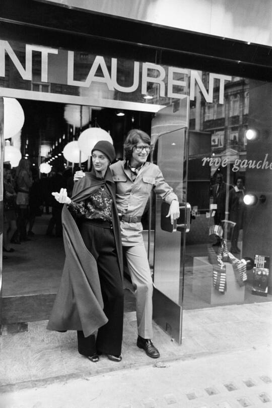 Das Model Loulou de la Falaise inspirierte den Modedesigner Yves Saint Laurent und kreierte Bohemien-Schmuck und Hüte für ihn.