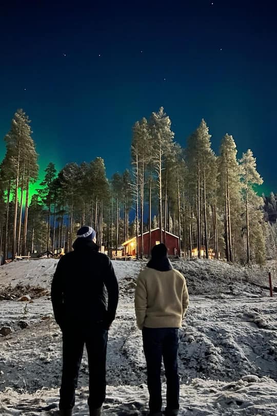 Ramon Zenhäusern und Luca Aerni bestaunen die Nordlichter.