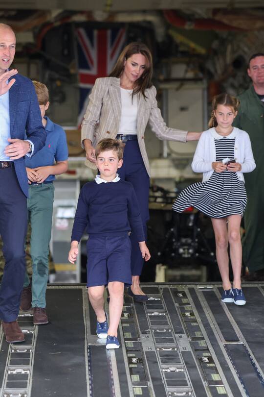 Prinzessin Kate unternimmt mit den Kids viel Spannendes. Flugzeuge besichtigen, zum Beispiel. Oder Tanzshows besuchen.