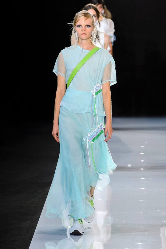 Die Runway-Bilder der Emporio Armani SS18 Show in London