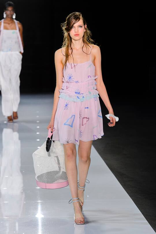 Die Runway-Bilder der Emporio Armani SS18 Show in London