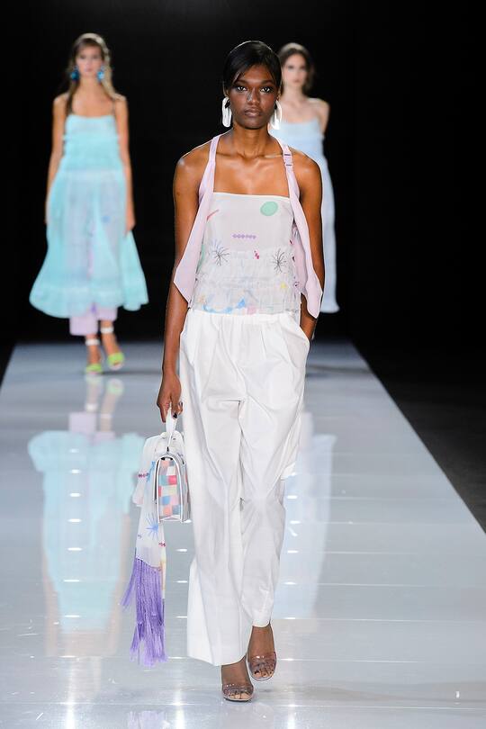 Die Runway-Bilder der Emporio Armani SS18 Show in London