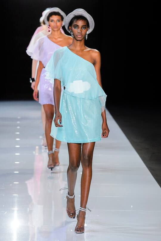 Die Runway-Bilder der Emporio Armani SS18 Show in London