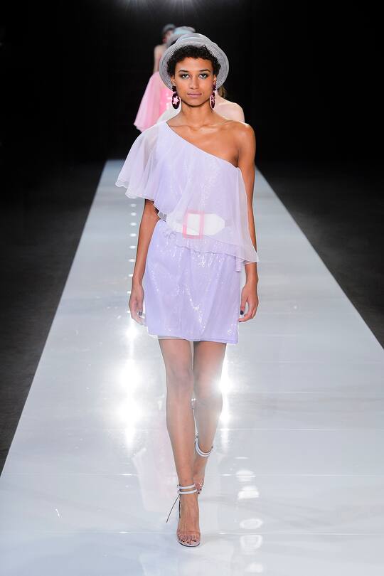 Die Runway-Bilder der Emporio Armani SS18 Show in London