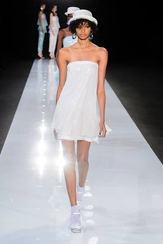 Die Runway-Bilder der Emporio Armani SS18 Show in London