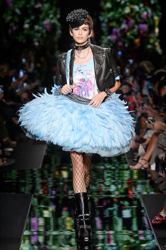 Runway-Bild der Moschino Frühjahr/Sommer 2018 Show in Mailand