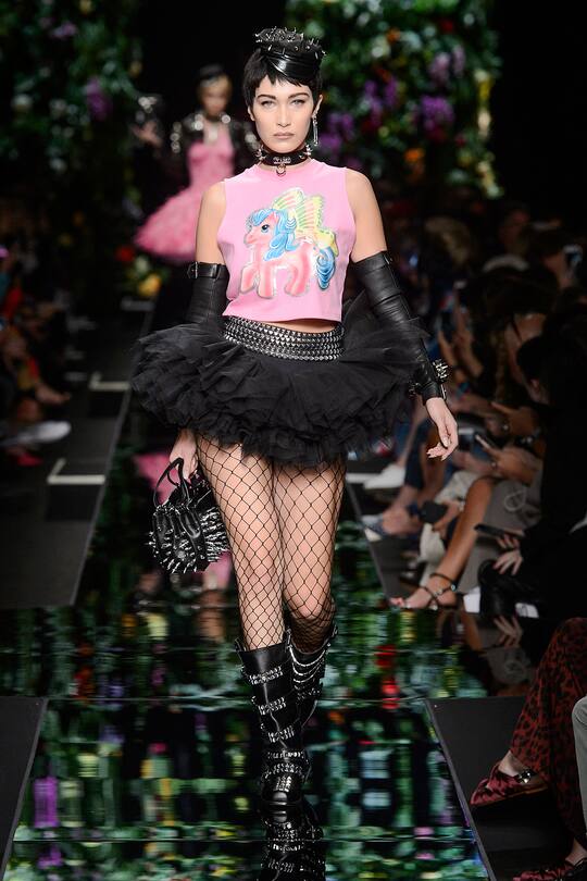 Runway-Bild der Moschino Frühjahr/Sommer 2018 Show in Mailand