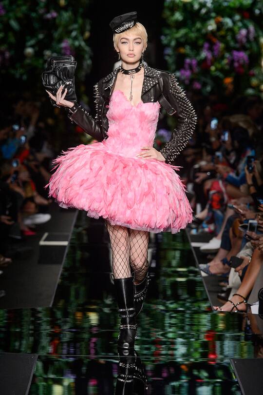 Runway-Bild der Moschino Frühjahr/Sommer 2018 Show in Mailand