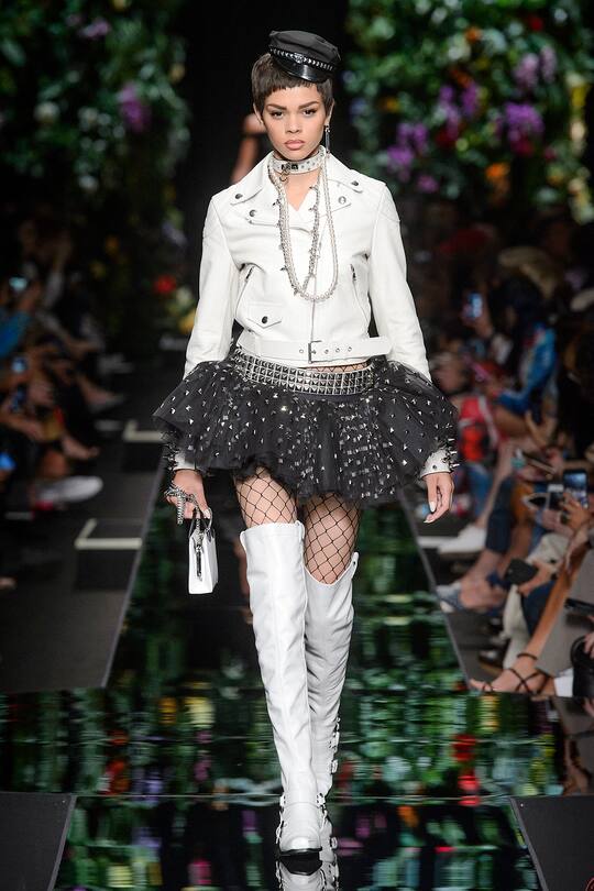 Runway-Bild der Moschino Frühjahr/Sommer 2018 Show in Mailand