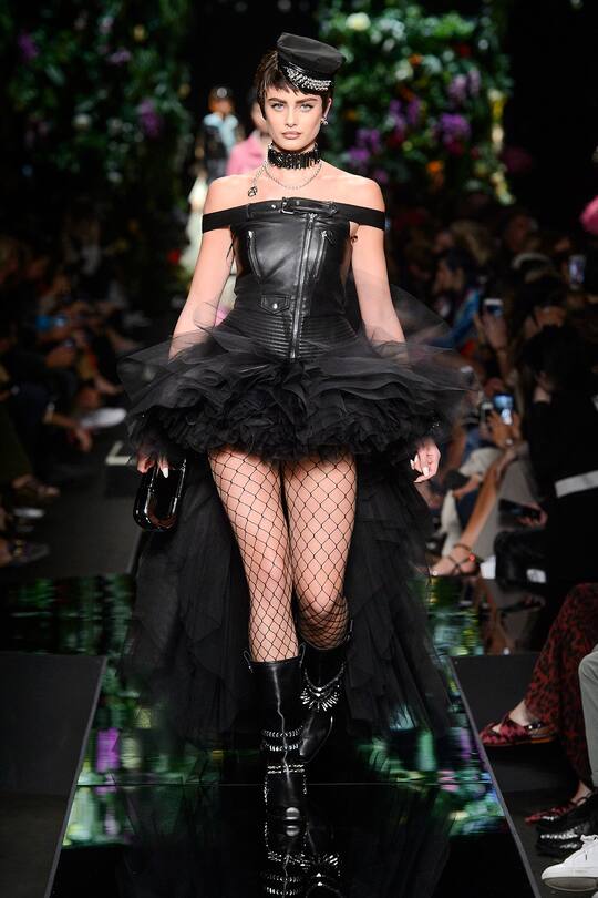 Runway-Bild der Moschino Frühjahr/Sommer 2018 Show in Mailand