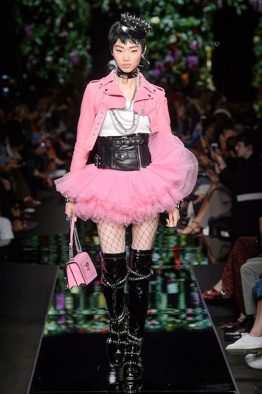 Runway-Bild der Moschino Frühjahr/Sommer 2018 Show in Mailand
