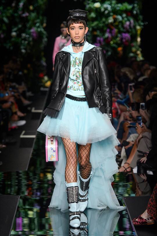 Runway-Bild der Moschino Frühjahr/Sommer 2018 Show in Mailand