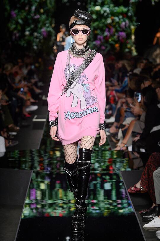 Runway-Bild der Moschino Frühjahr/Sommer 2018 Show in Mailand