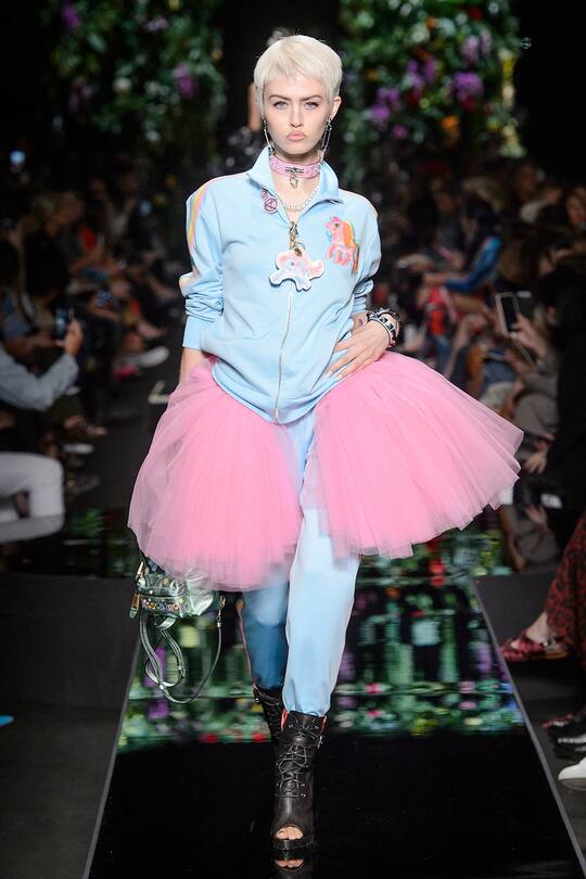 Runway-Bild der Moschino Frühjahr/Sommer 2018 Show in Mailand